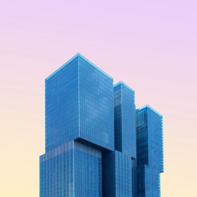 Moderne Architektur vor rosa Himmel